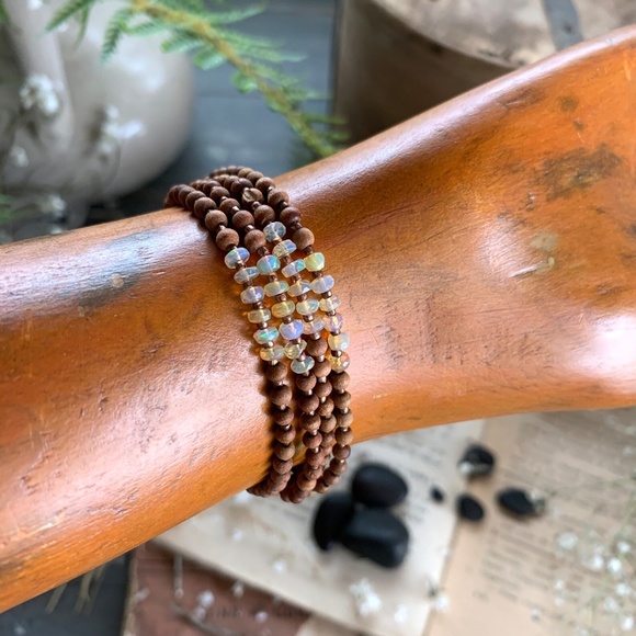 HAND-MADE FIERY WELO OPAL PETITE BEADED BRACELET - Picture 3 of 10